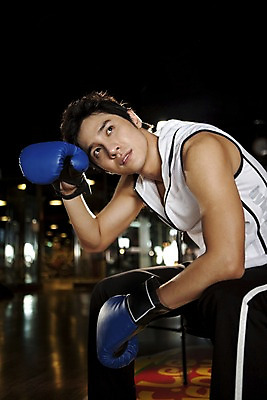 포토 JPG 라이프스타일 옷 남자 포즈 모션 휴식 실내 건강 피곤 한명 사람 앉기 동양인 상반신 20대 성인 세로 운동복 청춘 운동 건강관리 헬스 권투 한국인 글러브 권투글러브 체육관 남자만 남자한명만 성인남자만 청년만 청년남자만 청년남자한명만 성인한명만 성인남자한명만 성인만 국내포토 1 스포츠용품 장갑 컨셉 관리 인종 청년 내부 생활 격투기 파일형식