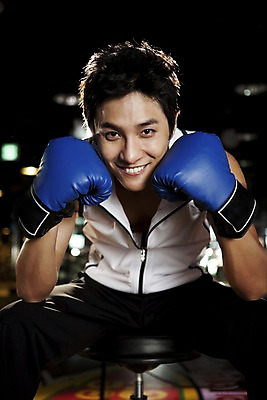 포토 JPG 라이프스타일 옷 남자 포즈 의자 실내 건강 한명 미소 웃음 사람 앉기 동양인 상반신 20대 성인 세로 운동복 청춘 운동 건강관리 헬스 권투 한국인 글러브 권투글러브 체육관 남자만 남자한명만 성인남자만 청년만 청년남자만 청년남자한명만 성인한명만 성인남자한명만 성인만 국내포토 1 스포츠용품 가구 장갑 컨셉 모션 표정 관리 인종 청년 내부 생활 격투기 파일형식