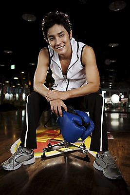 포토 JPG 전신 라이프스타일 옷 남자 포즈 의자 모션 휴식 실내 건강 한명 미소 웃음 사람 앉기 동양인 20대 성인 세로 운동복 청춘 운동 건강관리 헬스 권투 한국인 글러브 권투글러브 체육관 남자만 남자한명만 성인남자만 청년만 청년남자만 청년남자한명만 성인한명만 성인남자한명만 성인만 국내포토 1 스포츠용품 가구 장갑 컨셉 표정 관리 인종 청년 내부 생활 격투기 파일형식