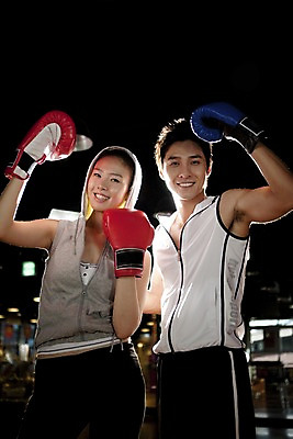 포토 JPG 라이프스타일 옷 여자 남자 포즈 모션 실내 건강 미소 웃음 사람 동양인 상반신 성인 두명 세로 운동복 청춘 운동 건강관리 헬스 권투 한국인 글러브 우승 권투글러브 체육관 성인만 국내포토 스포츠용품 장갑 컨셉 표정 관리 인종 내부 생활 격투기 최고 파일형식