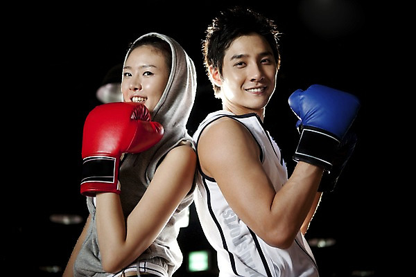 포토 JPG 라이프스타일 옷 여자 남자 포즈 모션 실내 건강 미소 웃음 사람 동양인 상반신 성인 두명 가로 운동복 청춘 운동 건강관리 헬스 권투 한국인 글러브 권투글러브 체육관 성인만 국내포토 스포츠용품 장갑 컨셉 표정 관리 인종 내부 생활 격투기 파일형식