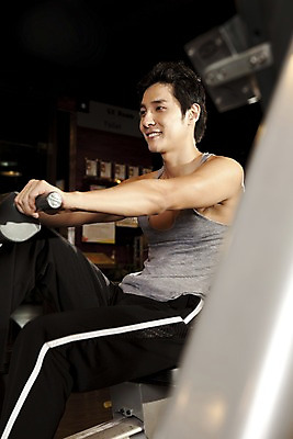 포토 JPG 라이프스타일 남자 포즈 실내 건강 한명 미소 웃음 사람 동양인 상반신 20대 성인 운동복 운동 건강관리 자전거 헬스사이클 운동기구 헬스 헬스장 한국인 유산소운동 남자만 남자한명만 성인남자만 청년만 청년남자만 청년남자한명만 성인한명만 성인남자한명만 성인만 국내포토 1 옷 표정 관리 인종 청년 내부 생활 바이크 파일형식