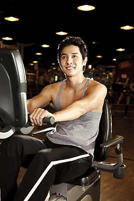 포토 JPG 라이프스타일 남자 포즈 전등 조명 실내 건강 한명 미소 웃음 사람 동양인 상반신 20대 성인 운동복 운동 건강관리 자전거 헬스사이클 운동기구 헬스 헬스장 한국인 마루 나무바닥 데크 유산소운동 남자만 남자한명만 성인남자만 청년만 청년남자만 청년남자한명만 성인한명만 성인남자한명만 성인만 국내포토 1 옷 바닥 표정 관리 인종 청년 내부 생활 바이크 파일형식