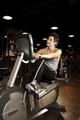 포토 JPG 전신 라이프스타일 남자 포즈 운동화 전등 조명 실내 건강 한명 미소 웃음 사람 동양인 20대 성인 운동복 운동 건강관리 자전거 헬스사이클 운동기구 헬스 헬스장 한국인 마루 나무바닥 데크 유산소운동 남자만 남자한명만 성인남자만 청년만 청년남자만 청년남자한명만 성인한명만 성인남자한명만 성인만 국내포토 1 옷 신발 바닥 표정 관리 인종 청년 내부 생활 바이크 파일형식