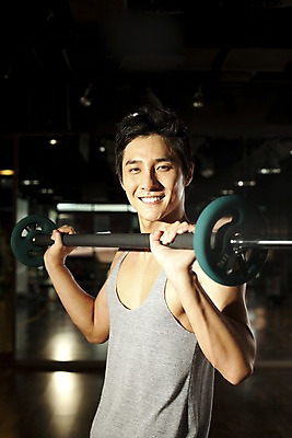 포토 JPG 라이프스타일 남자 포즈 근육 실내 건강 한명 미소 웃음 사람 동양인 손짓 상반신 20대 성인 운동복 운동 건강관리 운동기구 헬스 헬스장 한국인 역기 웨이트트레이닝 웨이트기구 남자만 남자한명만 성인남자만 청년만 청년남자만 청년남자한명만 성인한명만 성인남자한명만 성인만 국내포토 1 옷 모션 표정 관리 인종 청년 내부 생활 파일형식