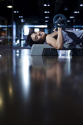 포토 JPG 라이프스타일 남자 로우앵글 포즈 근육 전등 조명 실내 건강 한명 미소 웃음 사람 동양인 손짓 상반신 20대 성인 운동복 눕기 운동 반사 건강관리 운동기구 헬스 헬스장 거울 한국인 역기 웨이트트레이닝 웨이트기구 스텝박스 전면거울 남자만 남자한명만 성인남자만 청년만 청년남자만 청년남자한명만 성인한명만 성인남자한명만 성인만 국내포토 1 옷 뷰포인트 모션 표정 관리 인종 청년 내부 생활 파일형식