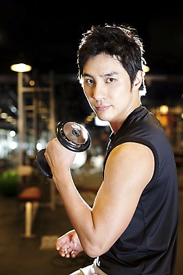 포토 JPG 라이프스타일 남자 포즈 근육 전등 조명 실내 건강 한명 사람 동양인 손짓 상반신 20대 성인 운동복 운동 건강관리 운동기구 헬스 아령 헬스장 한국인 웨이트트레이닝 웨이트기구 남자만 남자한명만 성인남자만 청년만 청년남자만 청년남자한명만 성인한명만 성인남자한명만 성인만 국내포토 1 옷 모션 관리 인종 청년 내부 생활 파일형식