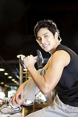 포토 JPG 라이프스타일 남자 포즈 운동화 근육 전등 조명 실내 건강 한명 미소 웃음 사람 앉기 동양인 손짓 상반신 20대 성인 운동복 운동 건강관리 운동기구 헬스 아령 헬스장 한국인 웨이트트레이닝 웨이트기구 남자만 남자한명만 성인남자만 청년만 청년남자만 청년남자한명만 성인한명만 성인남자한명만 성인만 국내포토 1 옷 신발 모션 표정 관리 인종 청년 내부 생활 파일형식