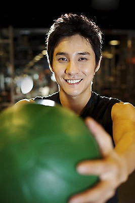 포토 JPG 라이프스타일 남자 포즈 공 실내 건강 한명 미소 웃음 사람 동양인 손짓 상반신 20대 성인 운동복 운동 건강관리 헬스 헬스장 한국인 주기 남자만 남자한명만 성인남자만 청년만 청년남자만 청년남자한명만 성인한명만 성인남자한명만 성인만 국내포토 1 옷 모션 표정 관리 인종 청년 내부 생활 파일형식