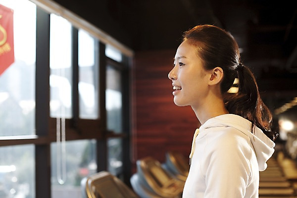 포토 JPG 라이프스타일 여자 포즈 창문 실내 건강 한명 미소 웃음 사람 동양인 상반신 20대 성인 옆모습 운동복 운동 건강관리 운동기구 헬스 헬스장 한국인 런닝머신 여자만 여자한명만 성인여자만 청년만 청년여자만 성인한명만 청년여자한명만 성인여자한명만 성인만 국내포토 1 옷 뷰포인트 표정 관리 인종 청년 내부 생활 파일형식