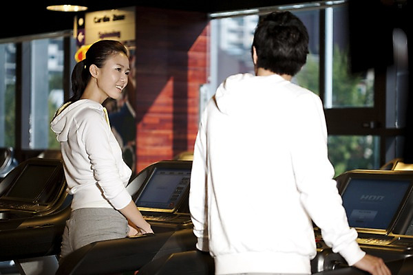 포토 JPG 라이프스타일 여자 남자 포즈 창문 실내 건강 사람 동양인 상반신 두명 운동복 운동 햇빛 마주보기 건강관리 운동기구 헬스 헬스장 한국인 국내포토 옷 모션 관리 인종 내부 생활 태양 파일형식