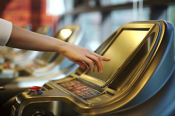 포토 JPG 라이프스타일 손 포즈 버튼 실내 건강 손짓 신체부위 운동 건강관리 운동기구 헬스 헬스장 누름 런닝머신 국내포토 모션 관리 사람 내부 생활 파일형식