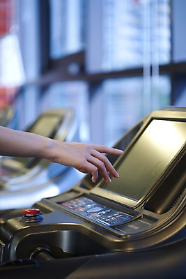 포토 JPG 라이프스타일 손 포즈 창문 버튼 실내 건강 손짓 신체부위 운동 건강관리 운동기구 헬스 헬스장 누름 런닝머신 국내포토 모션 관리 사람 내부 생활 파일형식