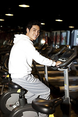 포토 JPG 라이프스타일 남자 포즈 전등 조명 실내 건강 한명 미소 웃음 사람 동양인 상반신 20대 성인 운동복 운동 건강관리 자전거 헬스사이클 운동기구 헬스 헬스장 한국인 유산소운동 남자만 남자한명만 성인남자만 청년만 청년남자만 청년남자한명만 성인한명만 성인남자한명만 성인만 국내포토 1 옷 표정 관리 인종 청년 내부 생활 바이크 파일형식