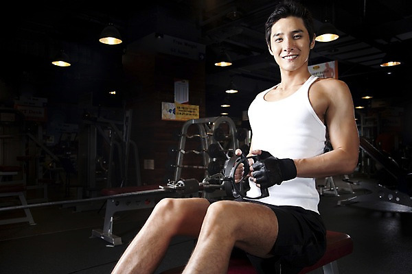 포토 JPG 라이프스타일 남자 포즈 장갑 전등 조명 실내 건강 한명 미소 웃음 사람 동양인 손짓 상반신 20대 성인 운동복 운동 건강관리 운동기구 헬스 헬스장 한국인 웨이트트레이닝 웨이트기구 롱풀머신 시티드로우 케이블로우 헬스장갑 남자만 남자한명만 성인남자만 청년만 청년남자만 청년남자한명만 성인한명만 성인남자한명만 성인만 국내포토 1 잡화 옷 모션 표정 관리 인종 청년 내부 생활 파일형식