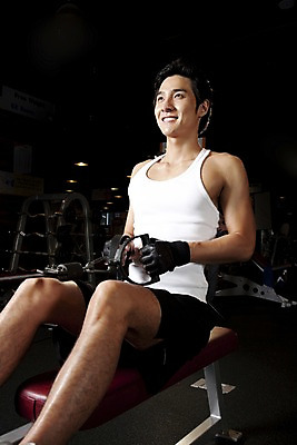 포토 JPG 라이프스타일 남자 포즈 장갑 실내 건강 한명 미소 웃음 사람 동양인 손짓 상반신 20대 성인 운동복 운동 건강관리 운동기구 헬스 헬스장 한국인 웨이트트레이닝 웨이트기구 롱풀머신 시티드로우 케이블로우 헬스장갑 남자만 남자한명만 성인남자만 청년만 청년남자만 청년남자한명만 성인한명만 성인남자한명만 성인만 국내포토 1 잡화 옷 모션 표정 관리 인종 청년 내부 생활 파일형식