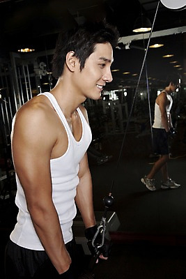 포토 JPG 라이프스타일 남자 포즈 장갑 실내 건강 한명 서기 미소 웃음 사람 동양인 손짓 상반신 20대 성인 운동복 운동 건강관리 운동기구 헬스 헬스장 거울 한국인 웨이트트레이닝 웨이트기구 랫풀다운 전면거울 하이랫풀 헬스장갑 남자만 남자한명만 성인남자만 청년만 청년남자만 청년남자한명만 성인한명만 성인남자한명만 성인만 국내포토 1 잡화 옷 모션 표정 관리 인종 청년 내부 생활 파일형식