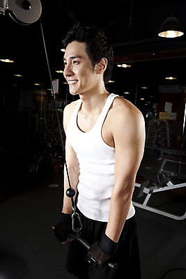 포토 JPG 라이프스타일 남자 포즈 장갑 전등 조명 실내 건강 한명 미소 웃음 사람 동양인 손짓 상반신 20대 성인 운동복 운동 건강관리 운동기구 헬스 헬스장 한국인 웨이트트레이닝 웨이트기구 랫풀다운 하이랫풀 헬스장갑 남자만 남자한명만 성인남자만 청년만 청년남자만 청년남자한명만 성인한명만 성인남자한명만 성인만 국내포토 1 잡화 옷 모션 표정 관리 인종 청년 내부 생활 파일형식