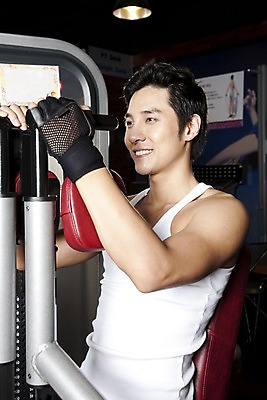 포토 JPG 라이프스타일 남자 포즈 장갑 전등 조명 실내 건강 한명 미소 웃음 사람 동양인 손짓 상반신 20대 성인 운동복 운동 건강관리 운동기구 헬스 헬스장 한국인 웨이트트레이닝 웨이트기구 버터플라이 헬스장갑 남자만 남자한명만 성인남자만 청년만 청년남자만 청년남자한명만 성인한명만 성인남자한명만 성인만 국내포토 1 잡화 옷 모션 표정 관리 인종 청년 내부 생활 파일형식