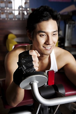 포토 JPG 전신 라이프스타일 남자 포즈 장갑 실내 건강 한명 미소 웃음 사람 앉기 동양인 손짓 20대 성인 운동복 운동 건강관리 운동기구 헬스 헬스장 한국인 웨이트트레이닝 웨이트기구 바이셉스컬 암컬 헬스장갑 남자만 남자한명만 성인남자만 청년만 청년남자만 청년남자한명만 성인한명만 성인남자한명만 성인만 국내포토 1 잡화 옷 모션 표정 관리 인종 청년 내부 생활 파일형식