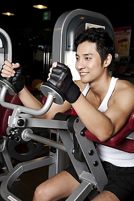 포토 JPG 전신 라이프스타일 남자 포즈 장갑 실내 건강 한명 미소 웃음 사람 앉기 동양인 손짓 20대 성인 운동복 운동 건강관리 운동기구 헬스 헬스장 한국인 웨이트트레이닝 웨이트기구 바이셉스컬 암컬 헬스장갑 남자만 남자한명만 성인남자만 청년만 청년남자만 청년남자한명만 성인한명만 성인남자한명만 성인만 국내포토 1 잡화 옷 모션 표정 관리 인종 청년 내부 생활 파일형식