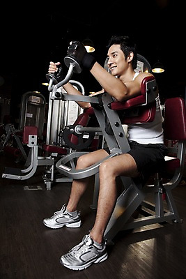 포토 JPG 전신 라이프스타일 남자 포즈 장갑 운동화 실내 건강 한명 미소 웃음 사람 앉기 동양인 손짓 20대 성인 운동복 운동 건강관리 운동기구 헬스 헬스장 한국인 웨이트트레이닝 웨이트기구 바이셉스컬 암컬 헬스장갑 남자만 남자한명만 성인남자만 청년만 청년남자만 청년남자한명만 성인한명만 성인남자한명만 성인만 국내포토 1 잡화 옷 신발 모션 표정 관리 인종 청년 내부 생활 파일형식