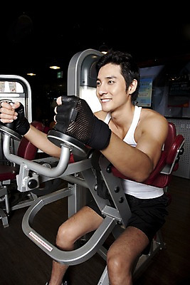 포토 JPG 라이프스타일 남자 포즈 장갑 실내 건강 한명 미소 웃음 사람 앉기 동양인 손짓 상반신 20대 성인 운동복 운동 건강관리 운동기구 헬스 헬스장 한국인 웨이트트레이닝 웨이트기구 바이셉스컬 암컬 헬스장갑 남자만 남자한명만 성인남자만 청년만 청년남자만 청년남자한명만 성인한명만 성인남자한명만 성인만 국내포토 1 잡화 옷 모션 표정 관리 인종 청년 내부 생활 파일형식