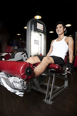 포토 JPG 전신 라이프스타일 남자 포즈 장갑 운동화 전등 조명 실내 건강 한명 미소 웃음 사람 앉기 동양인 20대 성인 운동복 운동 건강관리 운동기구 헬스 헬스장 한국인 웨이트트레이닝 웨이트기구 레그익스텐션 레그컬익스텐션 헬스장갑 남자만 남자한명만 성인남자만 청년만 청년남자만 청년남자한명만 성인한명만 성인남자한명만 성인만 국내포토 1 잡화 옷 신발 모션 표정 관리 인종 청년 내부 생활 파일형식