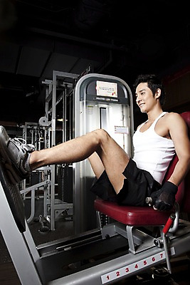 포토 JPG 전신 라이프스타일 남자 포즈 장갑 운동화 실내 건강 한명 미소 웃음 사람 앉기 동양인 20대 성인 운동복 운동 건강관리 운동기구 헬스 헬스장 한국인 웨이트트레이닝 웨이트기구 레그프레스 헬스장갑 남자만 남자한명만 성인남자만 청년만 청년남자만 청년남자한명만 성인한명만 성인남자한명만 성인만 국내포토 1 잡화 옷 신발 모션 표정 관리 인종 청년 내부 생활 파일형식