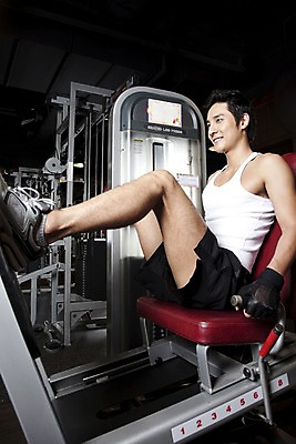 포토 JPG 전신 라이프스타일 남자 포즈 장갑 운동화 실내 건강 한명 미소 웃음 사람 앉기 동양인 20대 성인 운동복 운동 건강관리 운동기구 헬스 헬스장 한국인 웨이트트레이닝 웨이트기구 레그프레스 헬스장갑 남자만 남자한명만 성인남자만 청년만 청년남자만 청년남자한명만 성인한명만 성인남자한명만 성인만 국내포토 1 잡화 옷 신발 모션 표정 관리 인종 청년 내부 생활 파일형식