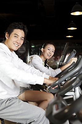 포토 JPG 라이프스타일 여자 남자 포즈 전등 조명 실내 건강 미소 웃음 사람 앉기 동양인 상반신 두명 운동복 운동 건강관리 자전거 헬스사이클 운동기구 헬스 헬스장 한국인 유산소운동 국내포토 옷 모션 표정 관리 인종 내부 생활 바이크 파일형식