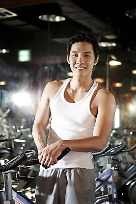 포토 JPG 라이프스타일 남자 포즈 전등 조명 실내 건강 한명 서기 미소 웃음 사람 동양인 상반신 20대 성인 운동복 운동 건강관리 자전거 헬스사이클 운동기구 헬스 헬스장 거울 한국인 전면거울 남자만 남자한명만 성인남자만 청년만 청년남자만 청년남자한명만 성인한명만 성인남자한명만 성인만 국내포토 1 옷 모션 표정 관리 인종 청년 내부 생활 바이크 파일형식