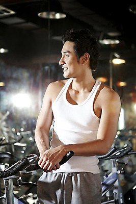 포토 JPG 라이프스타일 남자 포즈 전등 조명 실내 건강 한명 서기 미소 웃음 사람 동양인 상반신 20대 성인 운동복 운동 건강관리 자전거 헬스사이클 운동기구 헬스 헬스장 거울 한국인 전면거울 남자만 남자한명만 성인남자만 청년만 청년남자만 청년남자한명만 성인한명만 성인남자한명만 성인만 국내포토 1 옷 모션 표정 관리 인종 청년 내부 생활 바이크 파일형식