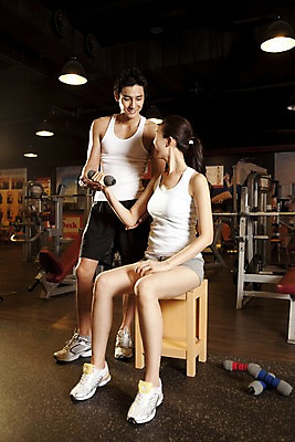 포토 JPG 전신 라이프스타일 여자 남자 포즈 운동화 지도 의자 근육 전등 조명 실내 건강 서기 사람 앉기 동양인 손짓 두명 운동복 운동 마주보기 건강관리 운동기구 헬스 아령 헬스장 한국인 웨이트트레이닝 트레이너 웨이트기구 국내포토 옷 가구 신발 모션 관리 인종 내부 생활 파일형식