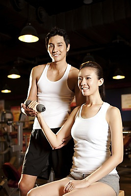 포토 JPG 라이프스타일 여자 남자 포즈 지도 근육 전등 조명 실내 건강 미소 웃음 사람 앉기 동양인 손짓 상반신 두명 운동복 운동 건강관리 운동기구 헬스 아령 헬스장 한국인 웨이트트레이닝 트레이너 웨이트기구 국내포토 옷 모션 표정 관리 인종 내부 생활 파일형식