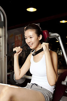 포토 JPG 라이프스타일 여자 포즈 전등 조명 실내 건강 한명 미소 웃음 사람 앉기 동양인 손짓 상반신 20대 성인 운동복 운동 건강관리 운동기구 헬스 헬스장 한국인 웨이트트레이닝 웨이트기구 숄더프레스 여자만 여자한명만 성인여자만 청년만 청년여자만 성인한명만 청년여자한명만 성인여자한명만 성인만 국내포토 1 옷 모션 표정 관리 인종 청년 내부 생활 파일형식