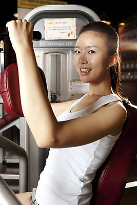 포토 JPG 라이프스타일 여자 포즈 실내 건강 한명 미소 웃음 사람 앉기 동양인 손짓 상반신 20대 성인 운동복 운동 건강관리 운동기구 헬스 헬스장 한국인 웨이트트레이닝 웨이트기구 버터플라이 여자만 여자한명만 성인여자만 청년만 청년여자만 성인한명만 청년여자한명만 성인여자한명만 성인만 국내포토 1 옷 모션 표정 관리 인종 청년 내부 생활 파일형식