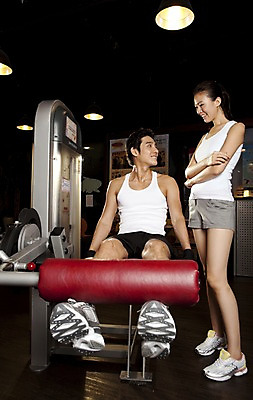 포토 JPG 전신 라이프스타일 커플 여자 남자 로우앵글 포즈 장갑 운동화 지도 전등 조명 실내 건강 서기 미소 웃음 사람 앉기 동양인 두명 운동복 운동 건강관리 운동기구 헬스 헬스장 한국인 웨이트트레이닝 트레이너 웨이트기구 레그익스텐션 레그컬익스텐션 헬스장갑 국내포토 잡화 옷 뷰포인트 신발 관계 모션 표정 관리 인종 내부 생활 파일형식