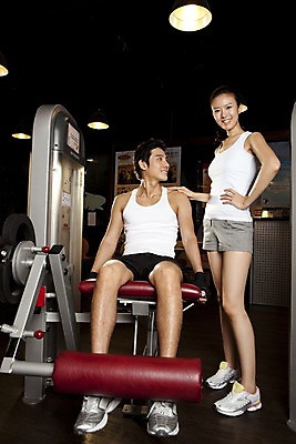 포토 JPG 전신 라이프스타일 커플 여자 남자 로우앵글 포즈 운동화 지도 전등 조명 실내 건강 서기 미소 웃음 사람 앉기 동양인 두명 운동복 운동 건강관리 운동기구 헬스 헬스장 한국인 웨이트트레이닝 트레이너 웨이트기구 레그익스텐션 레그컬익스텐션 국내포토 옷 뷰포인트 신발 관계 모션 표정 관리 인종 내부 생활 파일형식