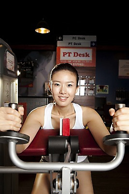 포토 JPG 라이프스타일 여자 포즈 전등 조명 실내 건강 한명 사람 앉기 동양인 손짓 상반신 20대 성인 운동복 운동 건강관리 운동기구 헬스 헬스장 한국인 웨이트트레이닝 웨이트기구 여자만 여자한명만 성인여자만 청년만 청년여자만 성인한명만 청년여자한명만 성인여자한명만 성인만 국내포토 1 옷 모션 관리 인종 청년 내부 생활 파일형식