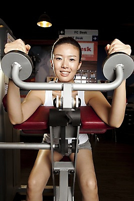 포토 JPG 라이프스타일 여자 포즈 전등 조명 실내 건강 한명 미소 웃음 사람 앉기 동양인 손짓 상반신 20대 성인 운동복 운동 건강관리 운동기구 헬스 헬스장 한국인 웨이트트레이닝 웨이트기구 여자만 여자한명만 성인여자만 청년만 청년여자만 성인한명만 청년여자한명만 성인여자한명만 성인만 국내포토 1 옷 모션 표정 관리 인종 청년 내부 생활 파일형식