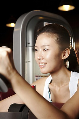 포토 JPG 라이프스타일 여자 포즈 실내 건강 한명 미소 웃음 사람 동양인 손짓 상반신 20대 성인 운동복 운동 건강관리 운동기구 헬스 헬스장 한국인 웨이트트레이닝 웨이트기구 여자만 여자한명만 성인여자만 청년만 청년여자만 성인한명만 청년여자한명만 성인여자한명만 성인만 국내포토 1 옷 모션 표정 관리 인종 청년 내부 생활 파일형식