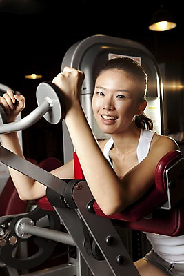 포토 JPG 라이프스타일 여자 포즈 전등 조명 실내 건강 한명 미소 웃음 사람 앉기 동양인 손짓 상반신 20대 성인 운동복 운동 건강관리 운동기구 헬스 헬스장 한국인 웨이트트레이닝 웨이트기구 여자만 여자한명만 성인여자만 청년만 청년여자만 성인한명만 청년여자한명만 성인여자한명만 성인만 국내포토 1 옷 모션 표정 관리 인종 청년 내부 생활 파일형식