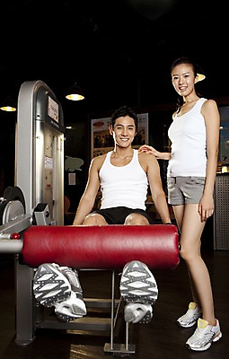 포토 JPG 전신 라이프스타일 커플 여자 남자 로우앵글 포즈 운동화 실내 건강 서기 미소 웃음 사람 앉기 동양인 두명 운동복 운동 건강관리 운동기구 헬스 헬스장 한국인 웨이트트레이닝 웨이트기구 레그익스텐션 레그컬익스텐션 하체운동 국내포토 옷 뷰포인트 신발 관계 모션 표정 관리 인종 내부 생활 파일형식