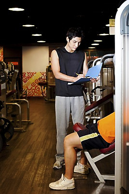 포토 JPG 직업 옷 남자 지도 실내 건강 관리 들기 사람 동양인 상반신 성인 두명 세로 운동복 운동 금속 운동기구 헬스 헬스장 한국인 다리 기록 업무 작업 도움 가르침 작업실 무릎꿇기 연습 체육관 트레이너 파일 무릎 남자만 성인남자만 성인만 국내포토 교육 컨셉 모션 재질 인종 내부 신체부위 파일형식