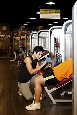 포토 JPG 직업 옷 남자 지도 실내 건강 관리 들기 사람 동양인 상반신 성인 두명 세로 운동복 운동 금속 운동기구 헬스 헬스장 한국인 다리 기록 업무 작업 도움 가르침 작업실 무릎꿇기 연습 체육관 트레이너 파일 무릎 남자만 성인남자만 성인만 국내포토 교육 컨셉 모션 재질 인종 내부 신체부위 파일형식