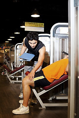 포토 JPG 직업 옷 남자 지도 실내 건강 관리 들기 사람 동양인 상반신 성인 두명 세로 운동복 운동 금속 운동기구 헬스 헬스장 한국인 다리 기록 업무 작업 도움 가르침 작업실 무릎꿇기 연습 체육관 트레이너 파일 무릎 남자만 성인남자만 성인만 국내포토 교육 컨셉 모션 재질 인종 내부 신체부위 파일형식