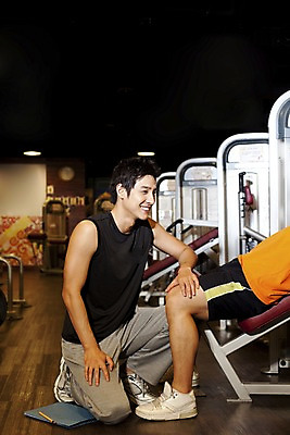 포토 JPG 직업 옷 남자 지도 실내 건강 관리 들기 사람 동양인 상반신 성인 두명 세로 운동복 운동 금속 운동기구 헬스 헬스장 한국인 다리 기록 업무 작업 도움 가르침 작업실 무릎꿇기 연습 체육관 트레이너 파일 무릎 남자만 성인남자만 성인만 국내포토 교육 컨셉 모션 재질 인종 내부 신체부위 파일형식