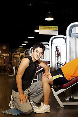 포토 JPG 직업 옷 남자 지도 실내 건강 관리 들기 사람 동양인 상반신 성인 두명 세로 운동복 운동 금속 운동기구 헬스 헬스장 한국인 다리 기록 업무 작업 도움 가르침 작업실 무릎꿇기 연습 체육관 트레이너 파일 무릎 남자만 성인남자만 성인만 국내포토 교육 컨셉 모션 재질 인종 내부 신체부위 파일형식