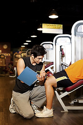 포토 JPG 직업 옷 남자 지도 실내 건강 관리 들기 사람 동양인 상반신 성인 두명 세로 운동복 운동 금속 운동기구 헬스 헬스장 한국인 다리 기록 업무 작업 도움 가르침 작업실 무릎꿇기 연습 체육관 트레이너 파일 무릎 남자만 성인남자만 성인만 국내포토 교육 컨셉 모션 재질 인종 내부 신체부위 파일형식